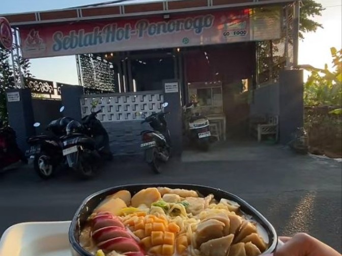 Banner Seblak Hot Ponorogo